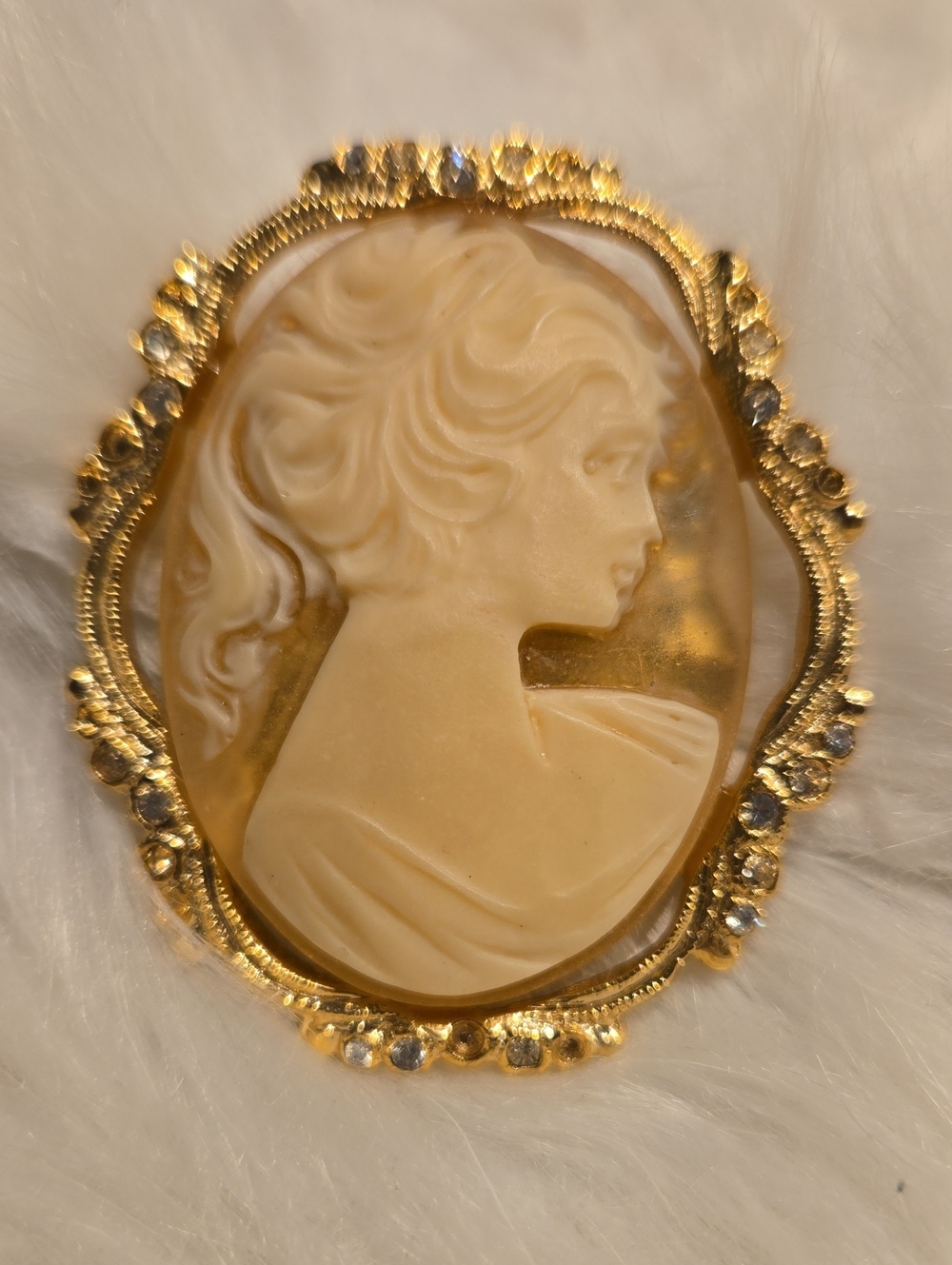 Giovanni Gold-Tone Cameo Brooch Pendant - Classic Cream Cameo